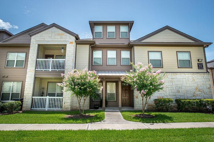 apartment building entrance at Avana Brazos Ranch Apartments in Rosenberg