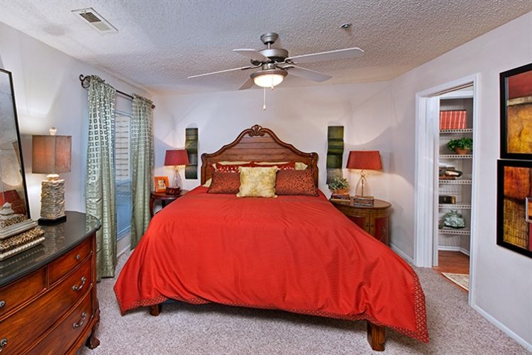 Apartment Amenities at Jefferson Lakeside Apartments in Marietta