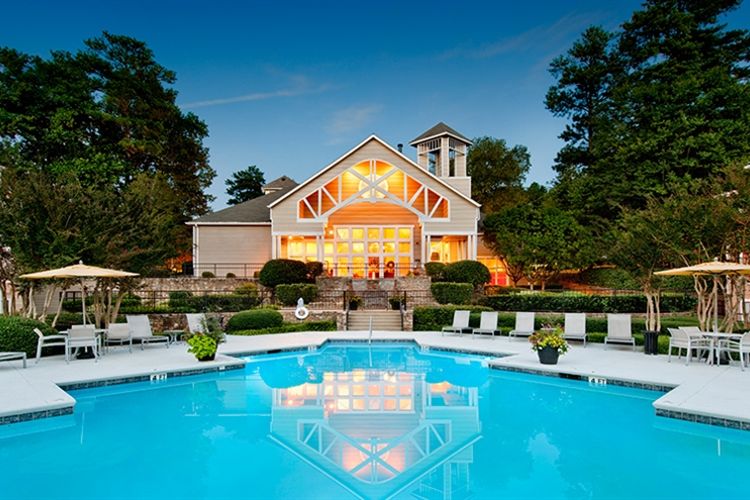 Community Amenities at Jefferson Lakeside Apartments in Marietta