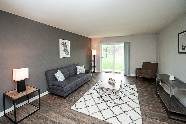 Cozy living area with spacious floor plan at Mount Prospect Greens Apartments
