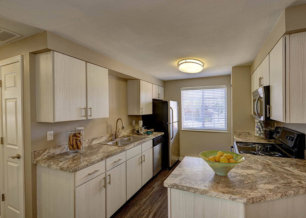 dining room at Villas at Homestead Apartments in Englewood