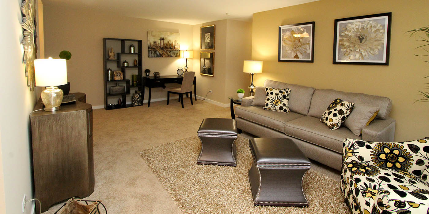 Living room at Fieldpointe of Schaumburg in Schaumburg