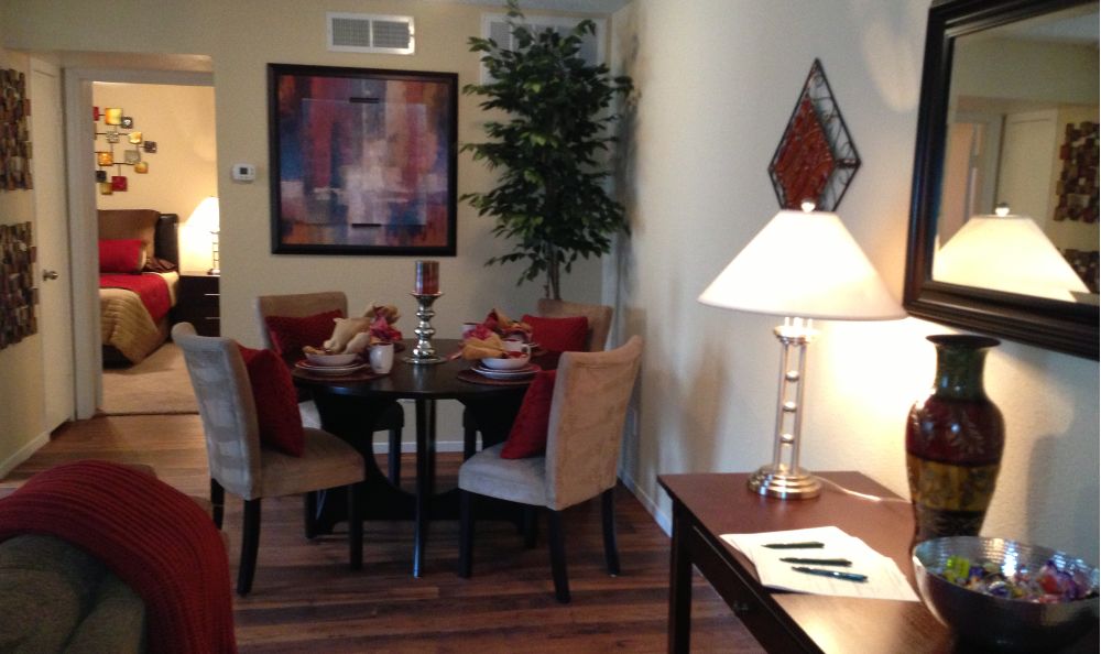 Dining table at Edgebrook Apartments