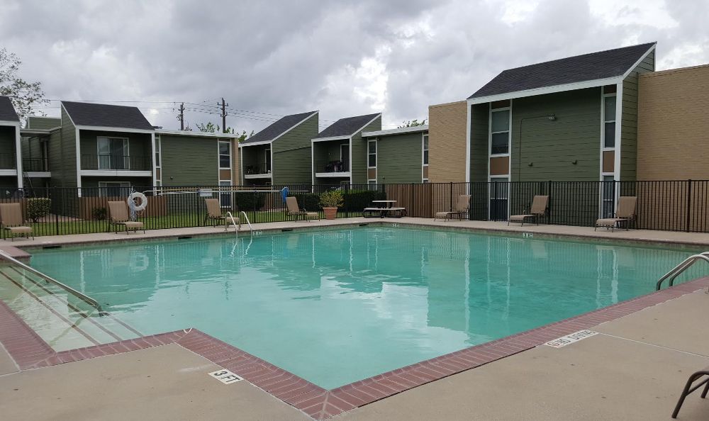 Swimming pool at Edgebrook Apartments