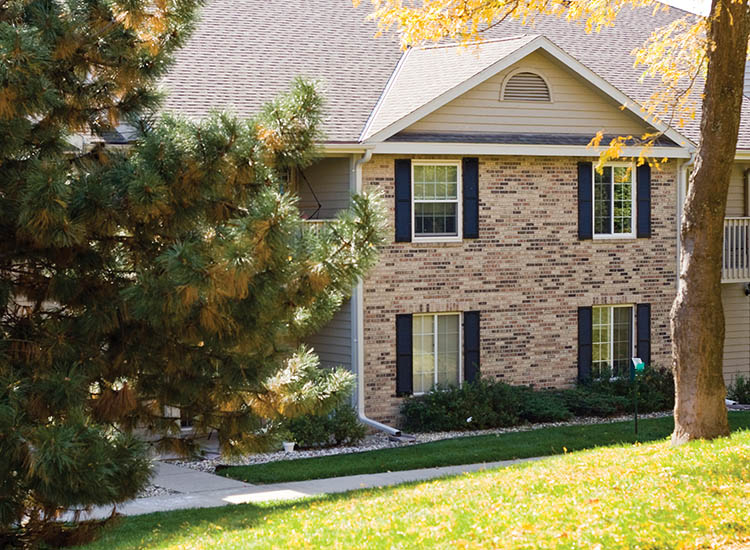 Pewaukee, WI Apartments for Rent near Milwaukee Bridlewood Apartments