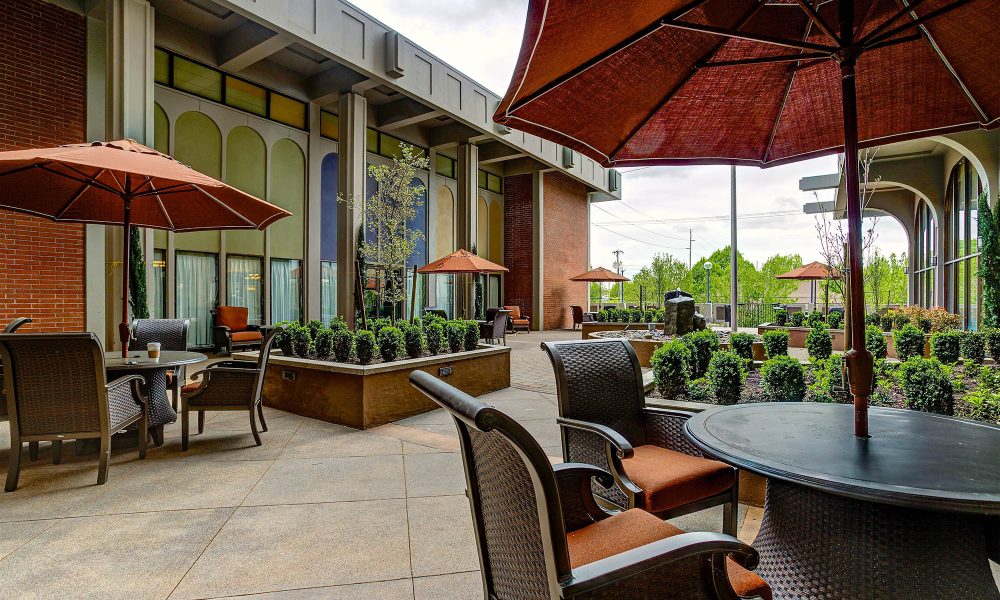 outdoor patio at Pacifica Senior Living Calaroga Terrace