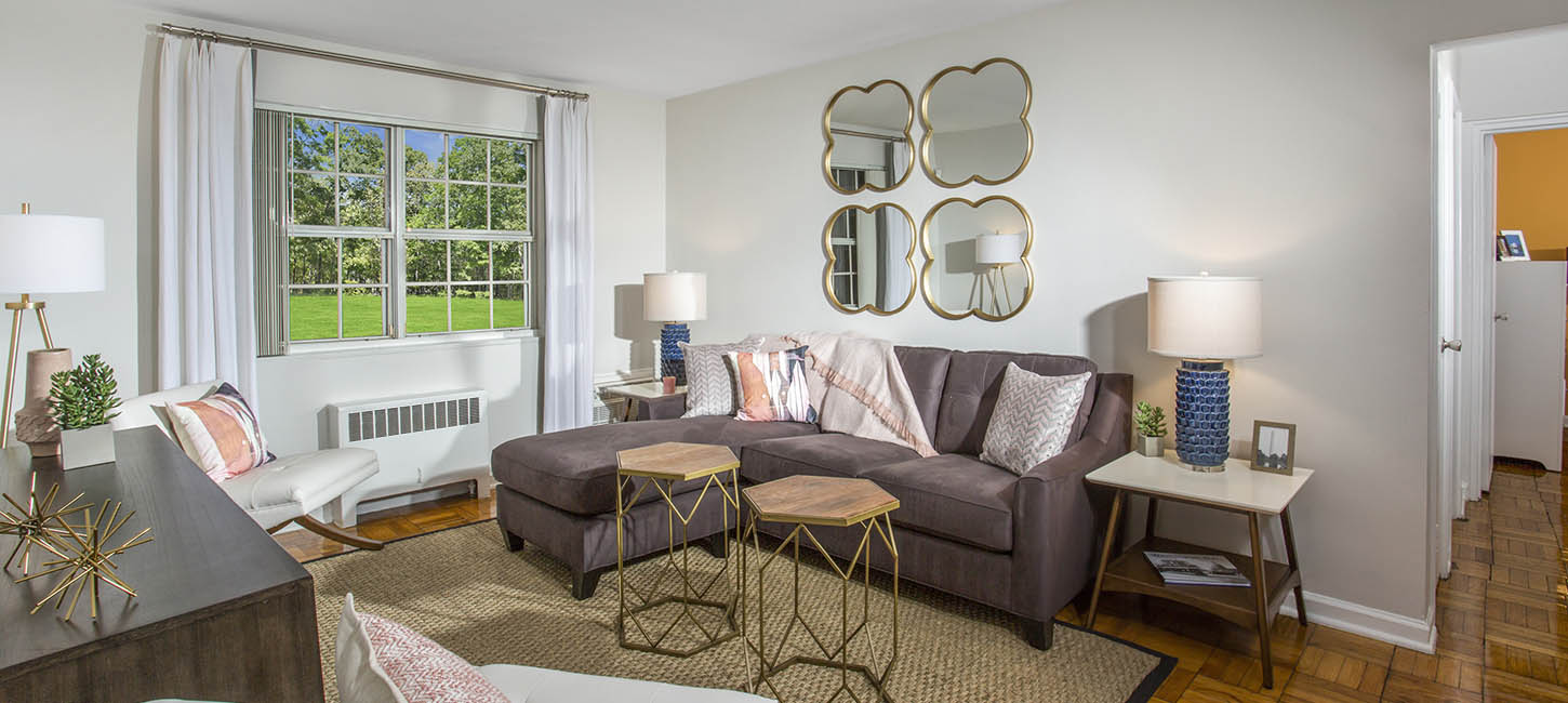 Spacious living room at Queenstown Apartments in Mount Rainier