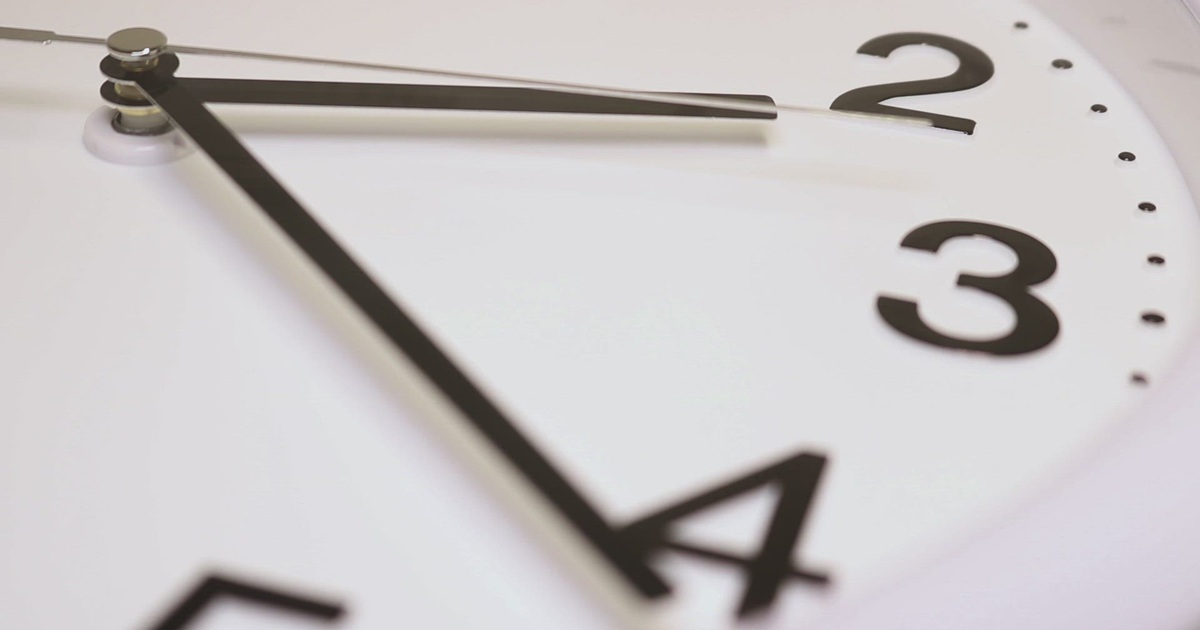 Glymt The second hand moves along the dial of an analog clock