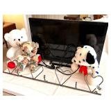 VIZIO TV, HEART WALL HOOK, 3 TEDDY BEARS