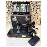 SINGER FEATHERWEIGHT  221 SEWING MACHINE WITH BOX