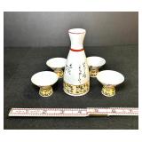 VINTAGE KUTANI SAKE SET, A CHIP IN BOTTLE