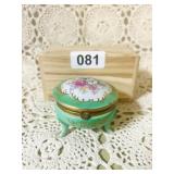 VTG HAND PAINTED PORCELAIN FOOTED TRINKET BOX