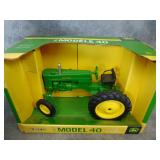 NIB Ertl Model 40 John Deere Tracter