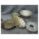 VTG Metal Baking Pans & Bowls