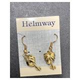 Big lot gold tone dangle palm tree earrings for
