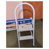 FOLDING STEP LADDER
