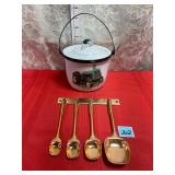 John Deere Enamel bowl&measuring spoons