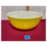 Vtg yellow Pyrex mixing bowl