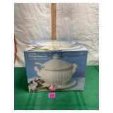 Vintage Himark Soup Tureen set