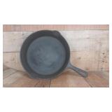 No. 8 Cast Iron Skillet w Heat Ring