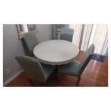 Circlar Dinner Table w 4 Green Chairs