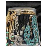 ARTSY JEWELRY LOT / MIXED TYPES / NECKLACES