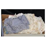VINTAGE LOT OF DOILLIES / LINENS