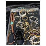 MIXED JEWELRY LOT / BRACELETS & MORE