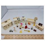 VINTAGE RENWAL DOLL HOUSE FURNITURE / MIXED