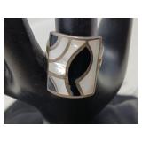 .925 SILVER RING W/ MOP INLAY - APPROX SZ 9