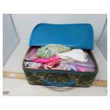 VINTAGE TRAVEL SUITCASE / FILLED W/ DOLL CLOTHES