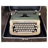 Royal Sabre Typewriter w/ Case