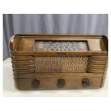 RCA Victor Canadian Art Deco Tube Radio c. 1940s