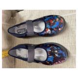 BZees Size 8W Multi-Color Reign Shoes