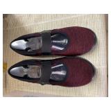 BZees Size 8W Red Reign Shoes