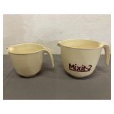 2-Pc Vintage Plastic Mixit-2 Bowls