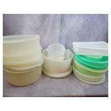 Tupperware bowls / cake carriers