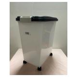 33 quart storage container with wheels