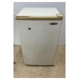 Avanti Compact Refrigerator Model 40BRC... works