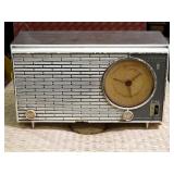 Vintage Zenith 2-2346 AM/FM Tube Table Radio