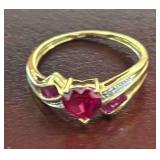VINTAGE YELLOW GOLD RING FEATURING A CENTRAL HEART-CUT RED RUBY STYLE GEMSTONE, ACCENTED WITH SMALL DIAMOND AND CHANNEL-SET STYLE STONE W/ A SPLIT SHANK BAND. SIZE 7, 1.64 GRAMS APPROX TOTAL WEIGHT WI