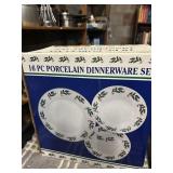 NOS 16PC PORCELAIN CHRISTMAS DINNERWARE