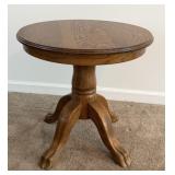 ROUND OAK PEDESTAL SIDE TABLE W CURVED LEGS