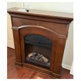 DIMPLEX ELECTRIC FIREPLACE W MANTEL W REMOTE