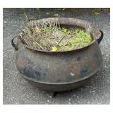 VINTAGE CAST IRON CAULDRON WASH POT PLANTER