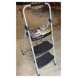 WERNER LIGHTWEIGHT STEEL HANDY STEP STOOL