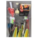 KITCHEN UTENSILS & GADGETS SCALE CORN HOLDERS