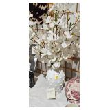 VASE / FLORAL ARRANGEMENT