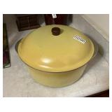 YELLOW ALUMINUM DUTCH OVEN WITH LID YELLOW ALUMINUM DUTCH OVEN WITH LID
