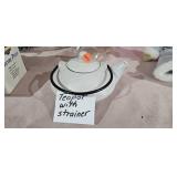 TEAPOT WITH STRAINER